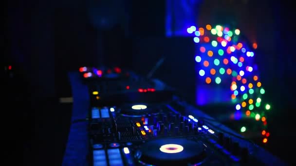DJ manos mezclando música en un club nocturno en un controlador de mezclador — Vídeos de Stock