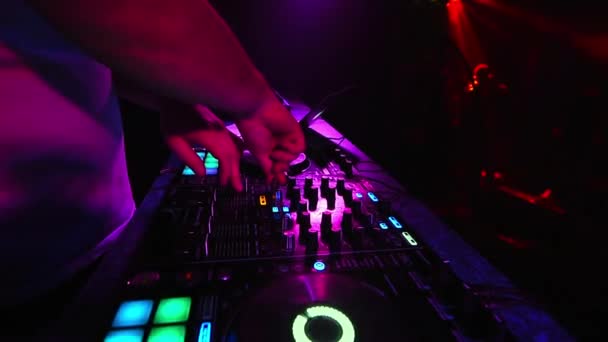 DJ микширует музыку на профессиональном контроллере миксера — стоковое видео