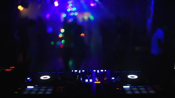 hudební regulátor DJ mixer v nočním klubu na párty