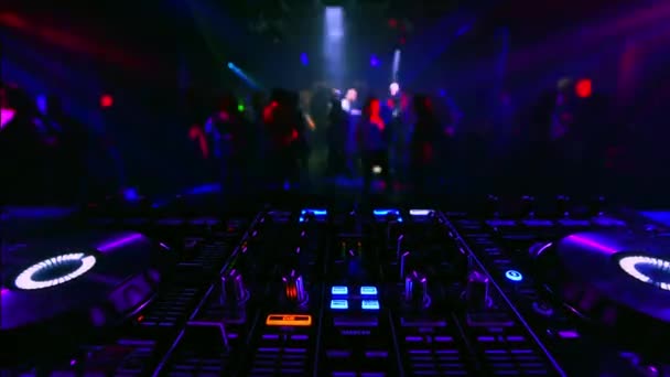 Mezclador de DJ controlador de música en un club nocturno en una fiesta — Vídeo de stock