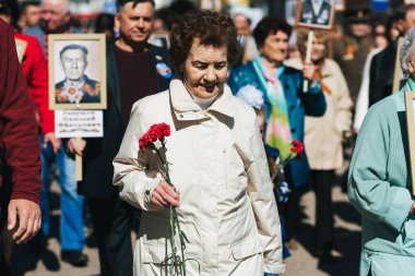 Vichuga, Rusya - 9 Mayıs 2018: İkinci Dünya Savaşı zaferle onuruna zafer geçidi, mutlu bir kadın portresi