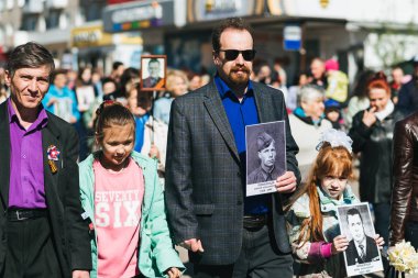 Vichuga, Rusya-9 Mayıs 2018: ölümsüz alay-akrabaları portreleri ile insanlar, Ikinci Dünya Savaşı 'nda katılımcılar, zafer günü geçit töreni