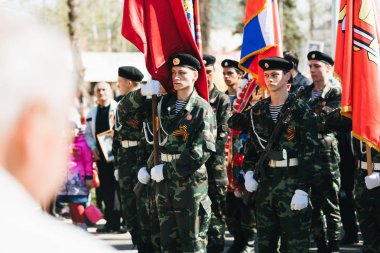 Vichuga, Rusya - 9 Mayıs 2018: Dünya Savaşı'nda zafer geçidi bayraklı, üniformalı genç erkekler