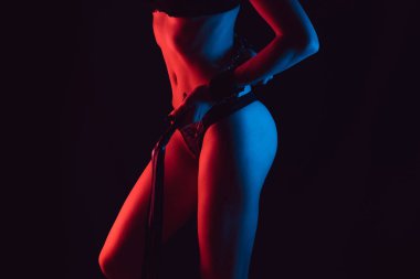 ince çekici bir vücut ile bir deri BDSM kırbaç ve kelepçe ile kız