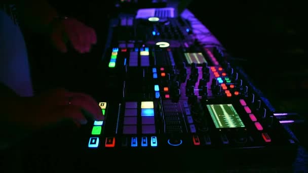 Mãos DJ tocando e misturando música em um mixer de mesa de música profissional — Vídeo de Stock