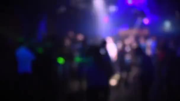 Sfondo astratto sfocato colorato con lampeggianti luci bokeh e silhouette di persone che ballano — Video Stock