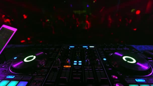 Μουσικό επαγγελματικό μίξερ DJ σε ένα νυχτερινό κέντρο διασκέδασης σε ένα πάρτι — Αρχείο Βίντεο