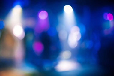 bir gece kulübünde parlak renkli Spotlar çok renkli bokeh
