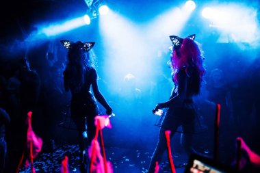 iki ince dansçı kız gece kulübü sahne siluet dans