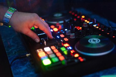 Eller DJ oynarken ve bir partide müzik kumandası üzerinde karıştırma müzik
