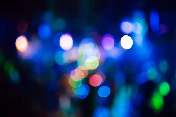 Mångfärgad bokeh från ljusa färgade spotlights i en natt klubb — Stockfoto
