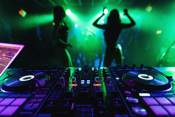 DJ mixer em uma boate com dança no fundo de go-go meninas de dança — Fotografia de Stock