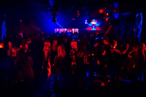 Verschwommene Menschenmenge bei einer Party bei einem Live-Konzert — Stockfoto