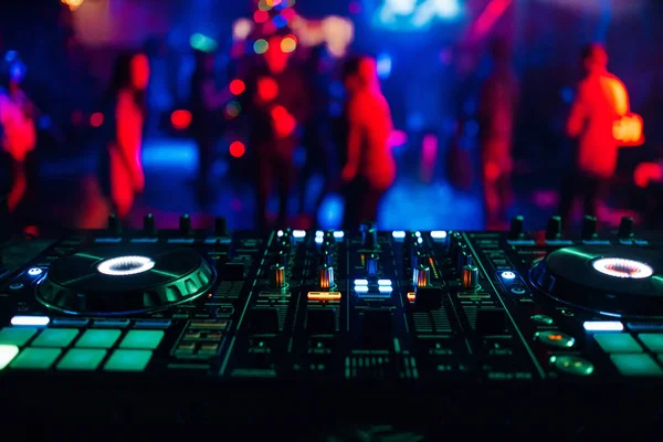DJ миксер контроллер Совет для микширования музыки в ночном клубе — стоковое фото