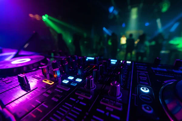 DJ mixer Board per la miscelazione professionale di musica elettronica in un nightclub — Foto Stock