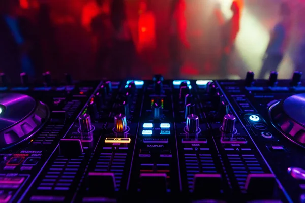 Controlador de DJ profissional para misturar música electrónica — Fotografia de Stock