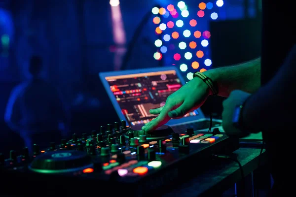 DJ spielt Musik auf professionellem Mischpult — Stockfoto