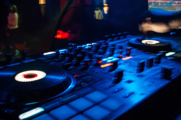 Controlador profissional do misturador do DJ no clube noturno — Fotografia de Stock