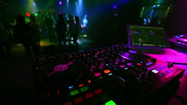 Suddig dans skara människor i en natt klubb på fest med en DJ musik mixer — Stockvideo