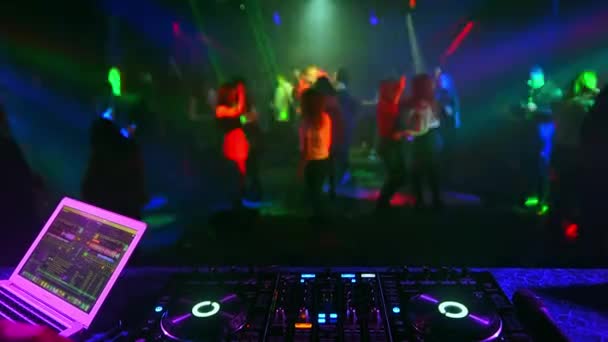 Hudební profesionál DJ Mixer v nočním klubu na večírku — Stock video