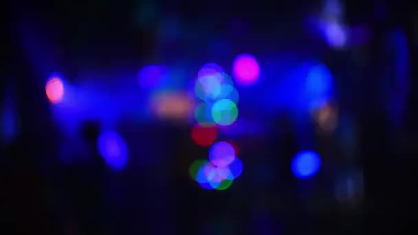 Verschwommenes farbiges Bokeh von Scheinwerfern in einem Nachtclub — Stockvideo