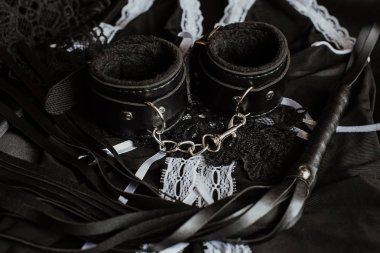 BDSM seks teslim ve hakimiyeti için cinsel oyuncaklar. Kırbaç ve kelepçeler