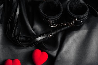 Deri kırbaç ve kelepçeler için bir hediye olarak BDSM için Sevgililer günü