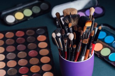 Makyaj fırçaları göz gölgeler ile profesyonel bir palet arka plan ayarlamak