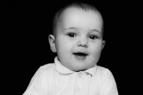 Portrait noir et blanc de bébé garçon souriant — Photo
