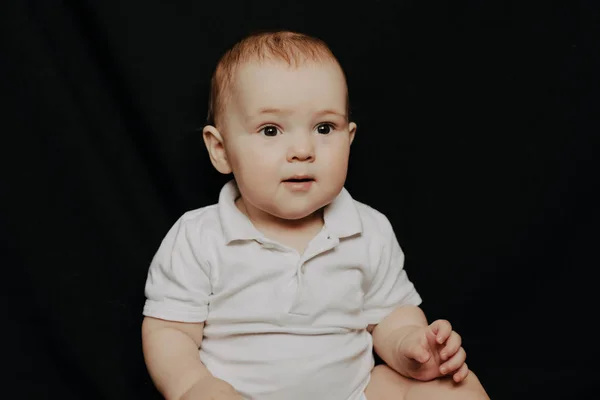 Retrato de pequeño bebé expresivo lindo —  Fotos de Stock