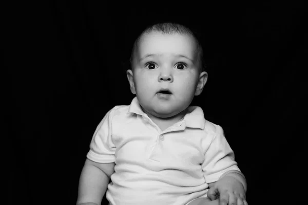 Retrato en blanco y negro de un lindo bebé divertido — Foto de Stock