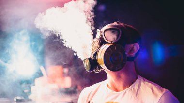 adam bir gaz maskesi nargile duman bulutlar sağlar