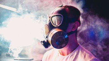 adam bir gaz maskesi nargile duman bulutlar sağlar