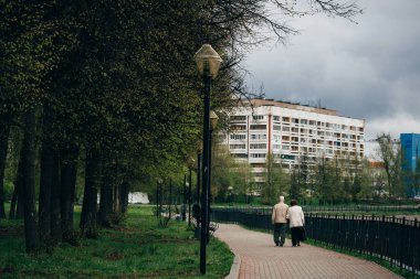 İvanovo, Rusya-Mayıs 5, 2016: Yaşlı Büyükbaba ve Büyükanne kol yürüyen kol