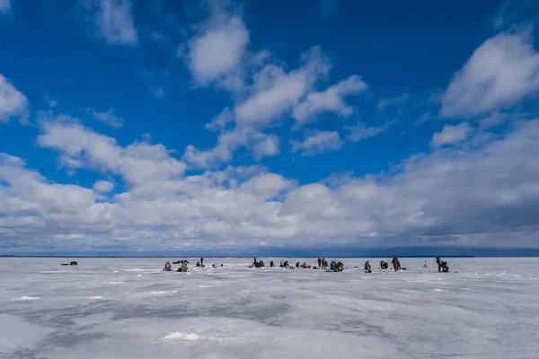 Many men fishermen passionate about winter fishing — Stock Photo, Image