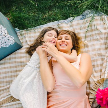 mutlu anne ve kızı yazları battaniye var uzanarak sarılma