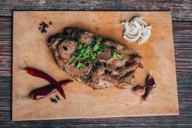 ahşap bir Tahta soğan, sarımsak ve biber ile pişmiş domuz eti