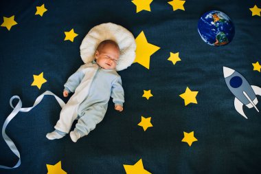 erkek bebek uyuyor ve kendini astronot uzayda rüyalar