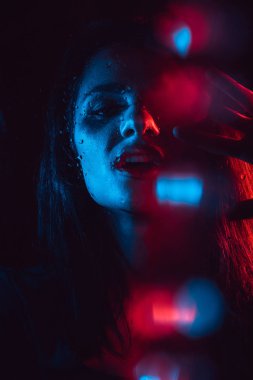 Şehvetli yağmur damlaları ile cam arkasında hüzünlü melankolik yalnız kız portresi