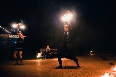 Semigorye, Ivanovo Oblast, Rusya - 16 Temmuz 2016: Yanan meşalelerle profesyonel sanatçılardan oluşan ekipten tehlikeli ateş gösterisi