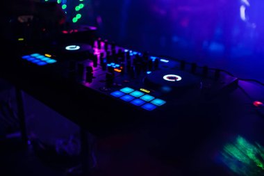 DJ denetleyicisi panelde profesyonel müzik ve ses