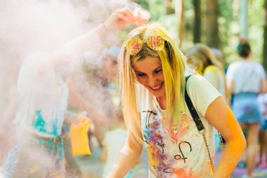 Vichuga, Rusya - 17 Haziran 2018: Renkler Holi Festival. Mutlu kız
