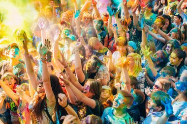 Vichuga, Rusya - 17 Haziran 2018: Renkler Holi Festivali kutlamaları, mutlu insanlar bir kalabalık