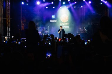 Kineshma, Rusya - 30 Ağustos 2018: Popüler Rus rap şarkıcısı Basta canlı konserde