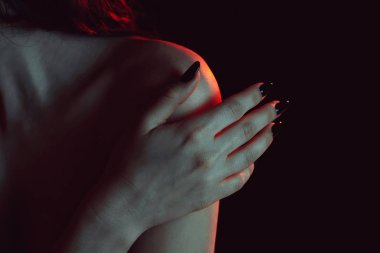 Köprücük kemiği omuzdan üzerinde el