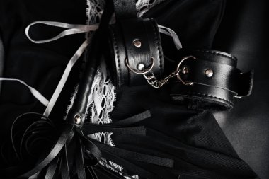 BDSM için deri kelepçe ve kırbaç ve rol yapma oyunları için hizmetçi kostümü