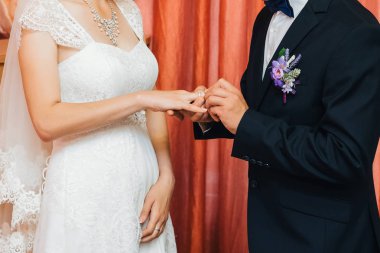 gelin ve damat arasında yüzük alışverişi düğün töreni