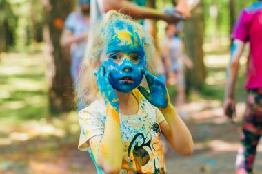 Vichuga, Rusya - 17 Haziran 2018: Renkler Holi Festival. Mutlu neşeli çocuklar