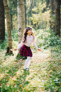 mutlu güzel esmer kız iplik ve kendini parkta zevk