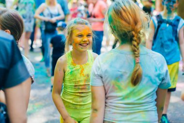 Vichuga, Rusya - 17 Haziran 2018: Renkler Holi Festival. Mutlu kız